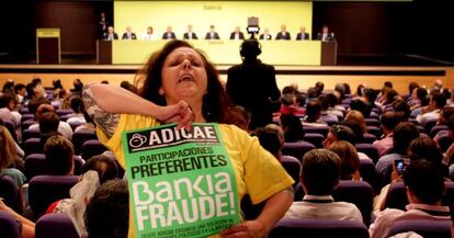 Protesta de afectados por las preferentes durante la junta general de accionistas de Bankia, en Valencia en 2013. 