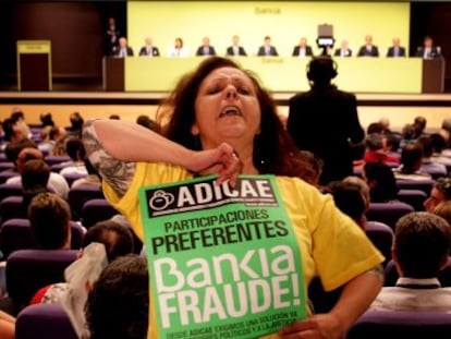 Protesta de afectados por las preferentes durante la junta general de accionistas de Bankia, en Valencia en 2013. 