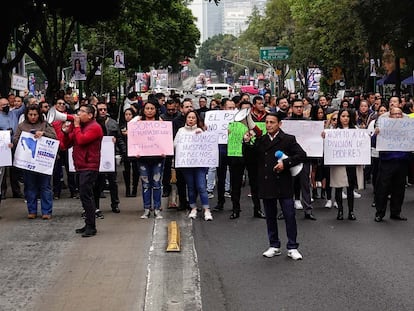 Integrantes del Sindicato de Trabajadores del Poder Judicial de la Federación se manifiestan, este 17 de octubre en Ciudad de México.