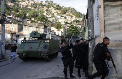 Batalhão de Choque na favela Árvore Seca, no Rio.