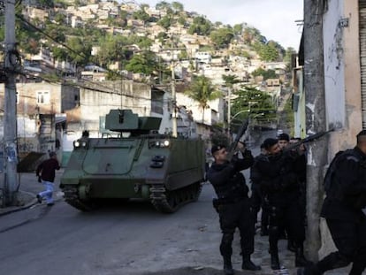 Batalh&atilde;o de Choque na favela &Aacute;rvore Seca, no Rio.