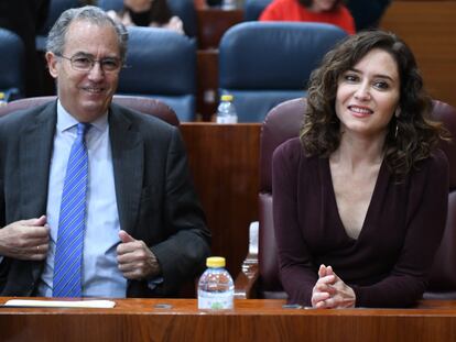 La presidenta de la Comunidad de Madrid, Isabel Díaz Ayuso, y el vicepresidente y consejero de Educación y Universidades, Enrique Ossorio, interviene en una sesión plenaria en la Asamblea de Madrid, a 1 de diciembre de 2022, en Madrid (España).