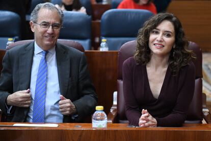 La presidenta de la Comunidad de Madrid, Isabel Díaz Ayuso, y el vicepresidente y consejero de Educación y Universidades, Enrique Ossorio, interviene en una sesión plenaria en la Asamblea de Madrid, a 1 de diciembre de 2022, en Madrid (España).