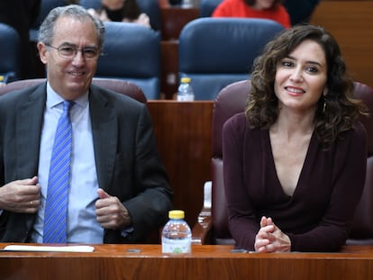 El vicepresidente, Enrique Ossorio, y la presidenta de la Comunidad de Madrid, Isabel Díaz Ayuso, en el pleno de este jueves en la Asamblea.