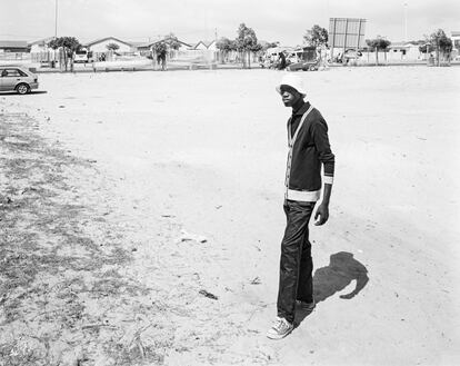 Siyakholwa Daniel posa en el lugar donde a veces atracaba a los viandantes con una pistola de juguete. Khayelitsha, Ciudad del Cabo (Sudáfrica). 8 de marzo de 2011.