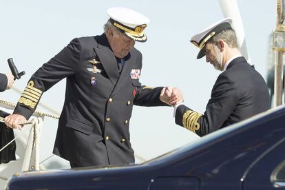 El Rey Felipe VI ayuda a su padre en su visita al buque Juan Sebastián Elcano, en San Fernando (Cádiz).