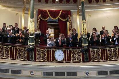 Invitados a la tribuna del Congreso aplauden tras la aprobación de la admisión a trámite del nuevo Estatuto de Cataluña.