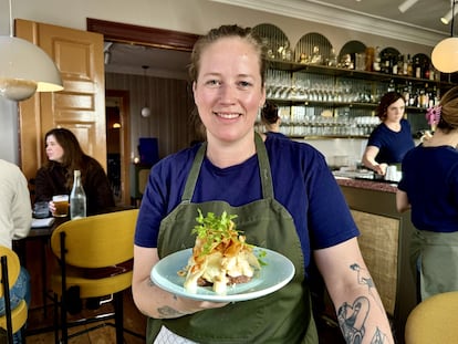 Kamilla Seidler, ex cocinera de Noma, con una de sus creaciones en el restaurante Lola, en Copenhague.