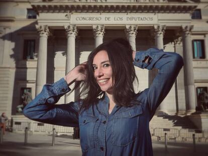 Marta Flich posando ante el Congreso de los Diputados.