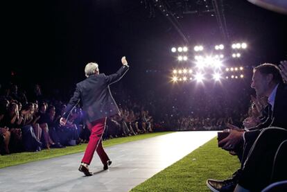 MI CUMPLEAÑOS.
Momentos de la celebración del 25º aniversario en Nueva York. Tommy Hilfiger, saludando al final del desfile.