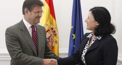 El ministro de Justicia, Rafael Catalá, junto a la comisaria europea de Justicia, Vera Jourová, tras un encuentro que han mantenido este lunes.