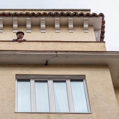 En la foto, Victoriano (93 años), asomado a su balcón de la la calle Málaga en el barrio de Chamberí.
Madrid.