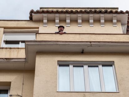 En la foto, Victoriano (93 años), asomado a su balcón de la la calle Málaga en el barrio de Chamberí.
Madrid.