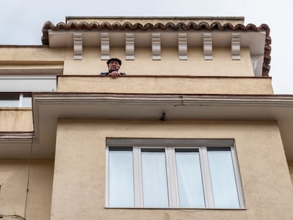 En la foto, Victoriano (93 años), asomado a su balcón de la calle Málaga, en el barrio de Chamberí, Madrid.