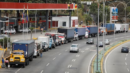 Una fila de camiones aguarda cargar diésel en una gasolinera de Caracas, el 5 de marzo pasado.