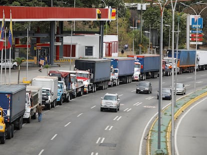 Una fila de camiones aguarda cargar diésel en una gasolinera de Caracas, el 5 de marzo pasado.