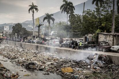 La fachada del hospital da a una avenida de amplios carriles. En su entrada se apostan los enfermos, pero también vendedores y familiares. El reciente paso del huracán Irma, que azotó la parte norte del país, no se ha notado en este barrio, donde el centro atiende en una jornada a cerca de 100 personas. De ellas, unas 50 llegan por la noche.