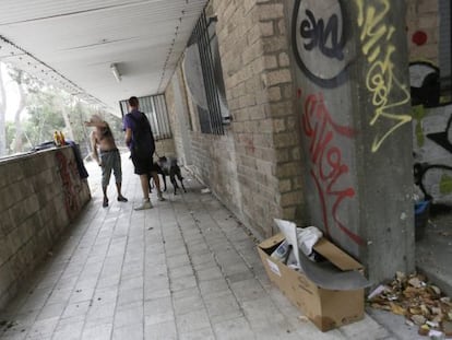 Dos de los actuales residentes del Johnny en el patio del colegio mayor con sus perros.