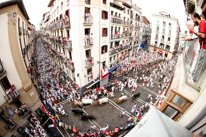 Primer encierro de San Fermín 2025, protagonizado por los toros de Fuente Ymbro.