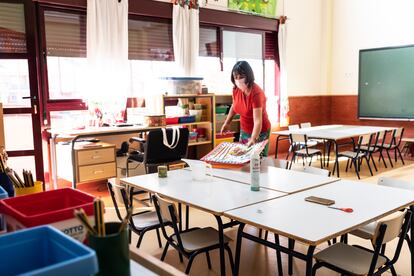 Una profesora prepara su aula de infantil para la vuelta al cole, en el colegio Fuente del Palomar (Alcorcón).