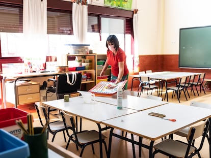 Una profesora prepara un aula en un colegio de Madrid.