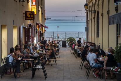 La calle Sant Joan, en Vilassar de Mar (Maresme), con la terraza de la bodega Espinaler.