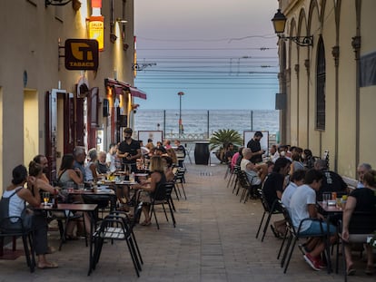 La calle Sant Joan, en Vilassar de Mar (Maresme), con la terraza de la bodega Espinaler.