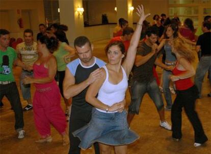 Una clase de baile caribeño en el Hotel Jerez.