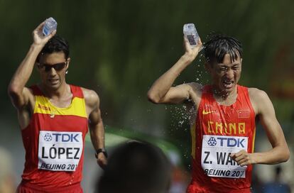 El corredor chino Wang Zhen junto a Miguel Angel Lopez.