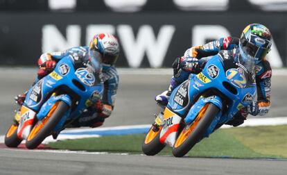 Los pilotos de Moto 3 Alex Marquez, hermano de Marc, de 18 años (a la derecha) y Alex Rins, con sus Hondas.