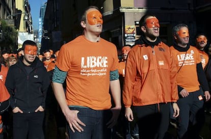 Varios de los jóvenes que se han manifestado disfrazados en Durango en apoyo a Segi.