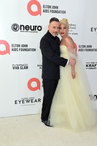 Lady Gaga, con vestido de tul de Rodarte, y David Furnish, marido de Elton John.