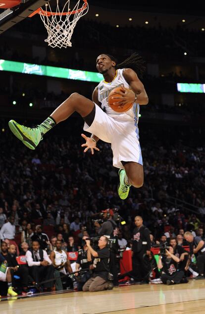 Kenneth Faried, de los Denver Nuggets, durante el concurso de mates.