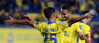 Asdrúbal y Montoro celebran el segundo gol de Las Palmas al Huesca.