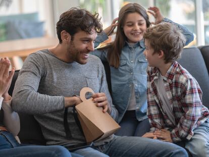 En España, el 19 de marzo sigue siendo tradición obsequiar a los padres. GETTY IMAGES.