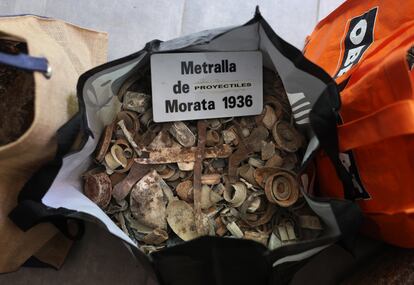 Una de las bolsas llenas de metralla en el museo.