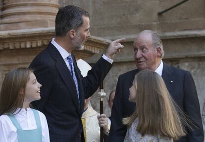 Felipe VI, con su padre y sus hijas.