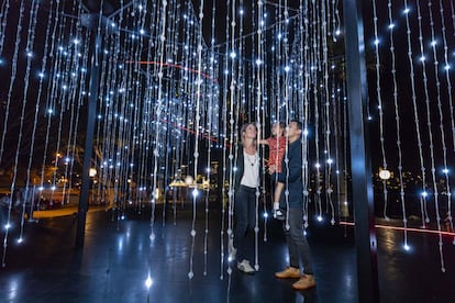 'Let It Snow' es una instalación de luces a gran escala, inmersiva e interactiva, que quiere dar la sensación de que grandes copos de nieve caen sobre Hickson Road Reserve.