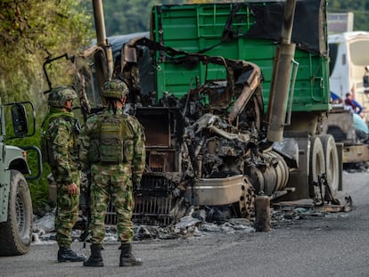 Militares colombianos observan un camión calcinado en el norte de Colombia, donde el ELN y la disidencia de las FARC se disputan el territorio.