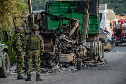 Militares colombianos observan un camión calcinado en el norte de Colombia, donde el ELN y la disidencia de las FARC se disputan el territorio.