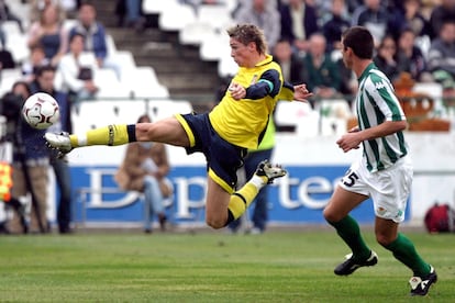 Torres marcando un gol ante Lembo jugador del Betis, en 2003.