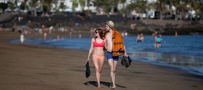 Turistas en Playa del Carmen, en Lanzarote.