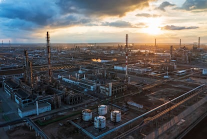 Vista aérea de una refinería propiedad de Lukoil en Volvogrado (Rusia).