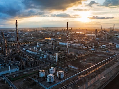 Vista aérea de una refinería propiedad de Lukoil en Volvogrado (Rusia).