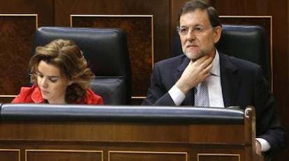 El jefe del Ejecutivo, Mariano Rajoy, y la vicepresidente, Soraya Sáenz de Santamaría, durante la sesión de control al Gobierno hoy en el Congreso de los Diputados.