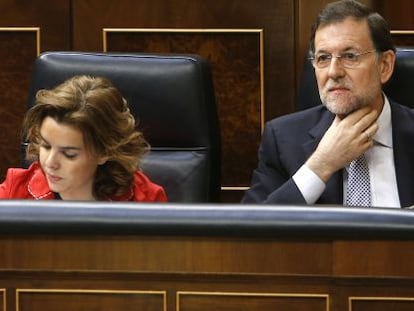 El jefe del Ejecutivo, Mariano Rajoy, y la vicepresidente, Soraya S&aacute;enz de Santamar&iacute;a, durante la sesi&oacute;n de control al Gobierno hoy en el Congreso de los Diputados.