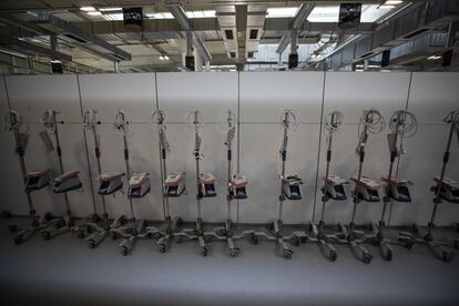 Varios respiradores humidificadores del modelo AIRVO 2 esperan a ser estrenados en uno de los pasillos de la zona de semicríticos del hospital Isabel Zendal.