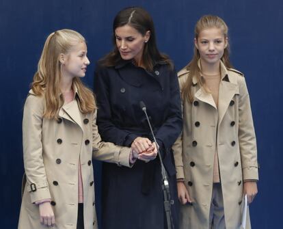 La reina Letizia, entre sus dos hijas, coge de la mano a Leonor antes de la lectura de su discurso en Asiego, en el concejo de Cabrales distinguido este año por los premios Princesa de Asturias.
