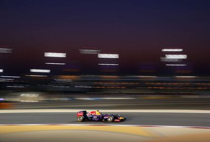 El alemán Vettel de Red Bull durante la calificación del gran premio de Bahréin de Fórmula 1.