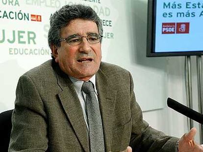 El secretario de Organización del PSOE, Luis Pizarro, ayer, en rueda de prensa.
